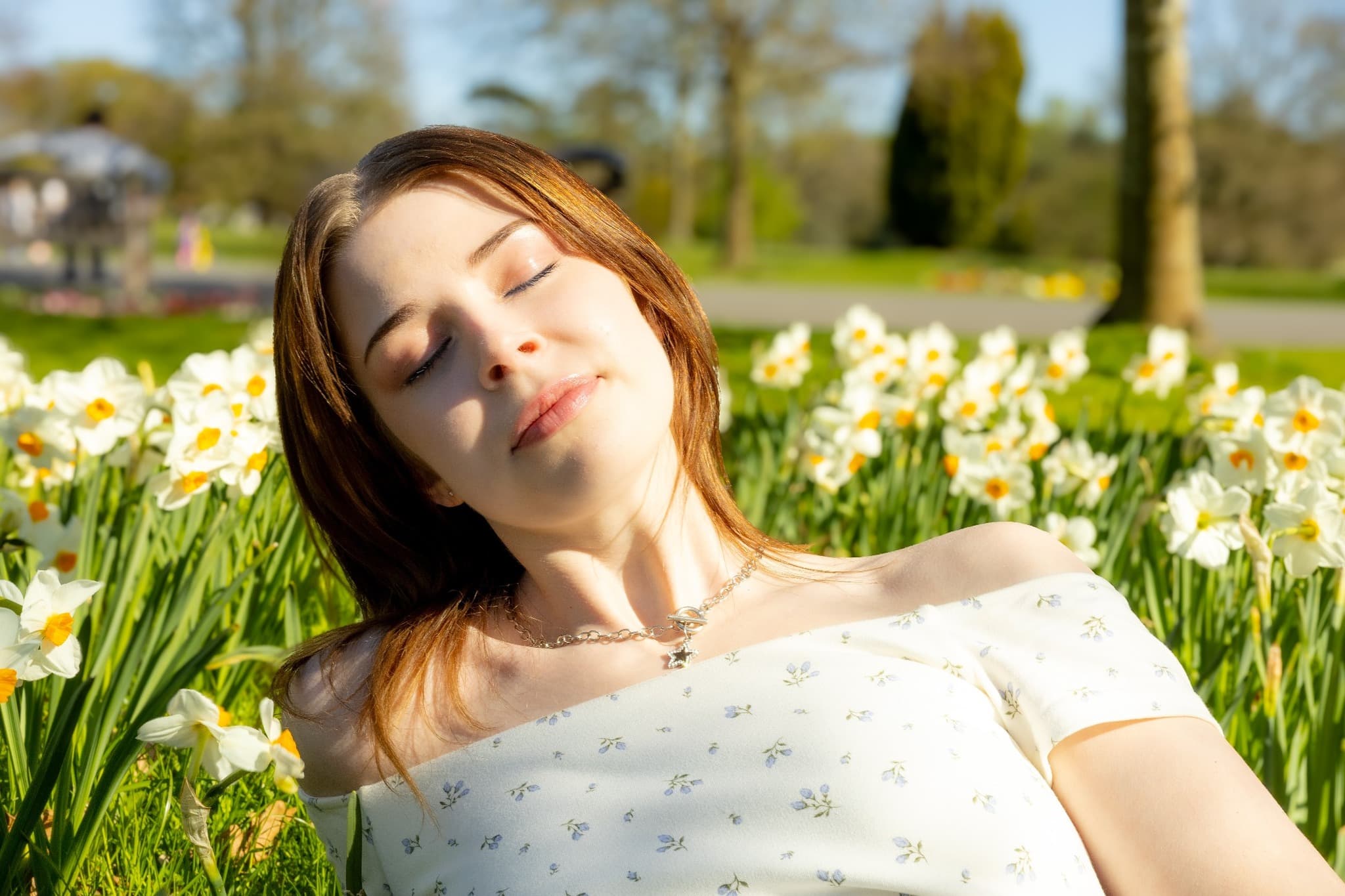 Portrait session in spring daffodils
